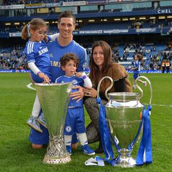 Fernando Torres celebra la victoria del Chelsea en la UEFA con Olalla Domínguez, Nora y Leo