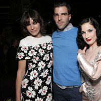 Milla Jovovich, Zachary Quinto y Dita Von Teese en Cannes en la fiesta de un licor