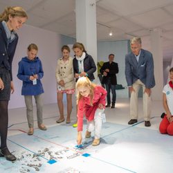 La Princesa Isabel y Felipe de Bélgica durante su visita a una exposición en Bruselas