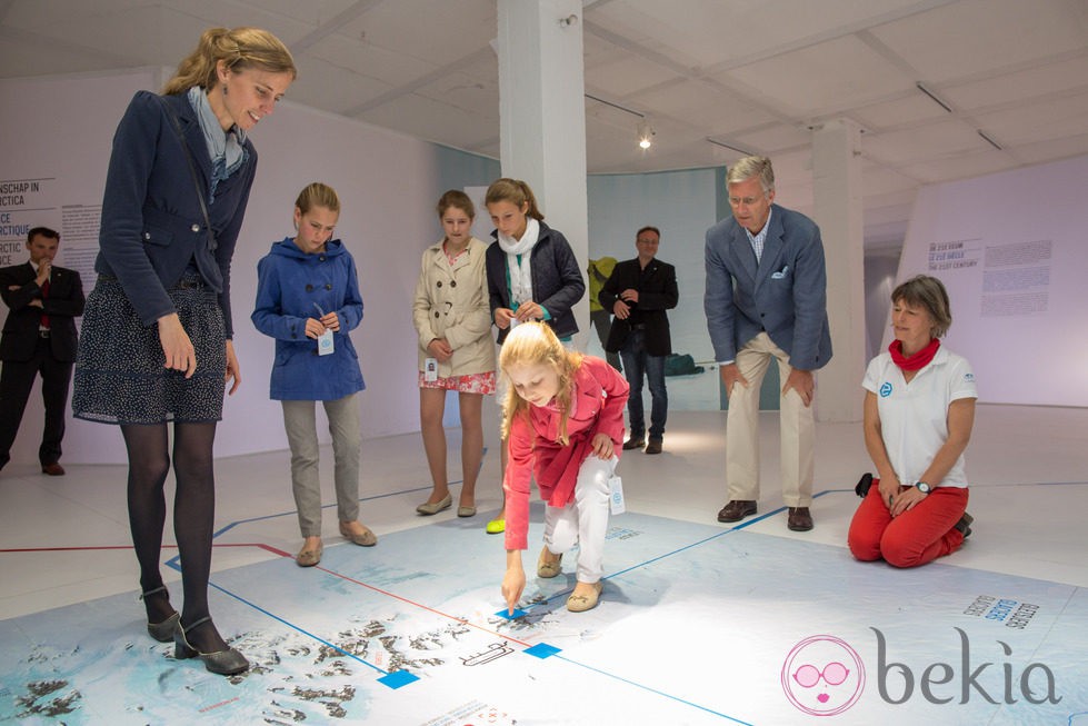 La Princesa Isabel y Felipe de Bélgica durante su visita a una exposición en Bruselas