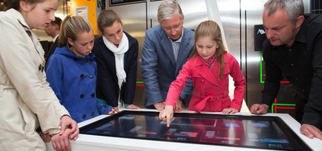 Felipe de Bélgica y la Princesa Isabel en una exposición sobre una base antártica