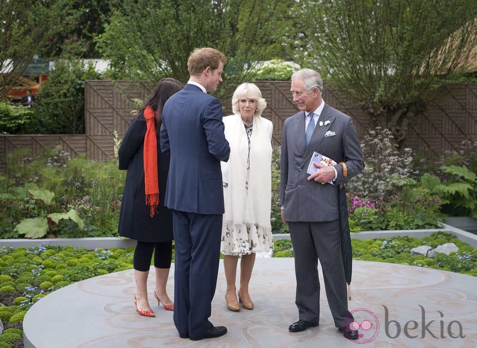 El Príncipe Harry con el Príncipe Carlos y la Duquesa de Cornualles en la Chelsea Flower Show