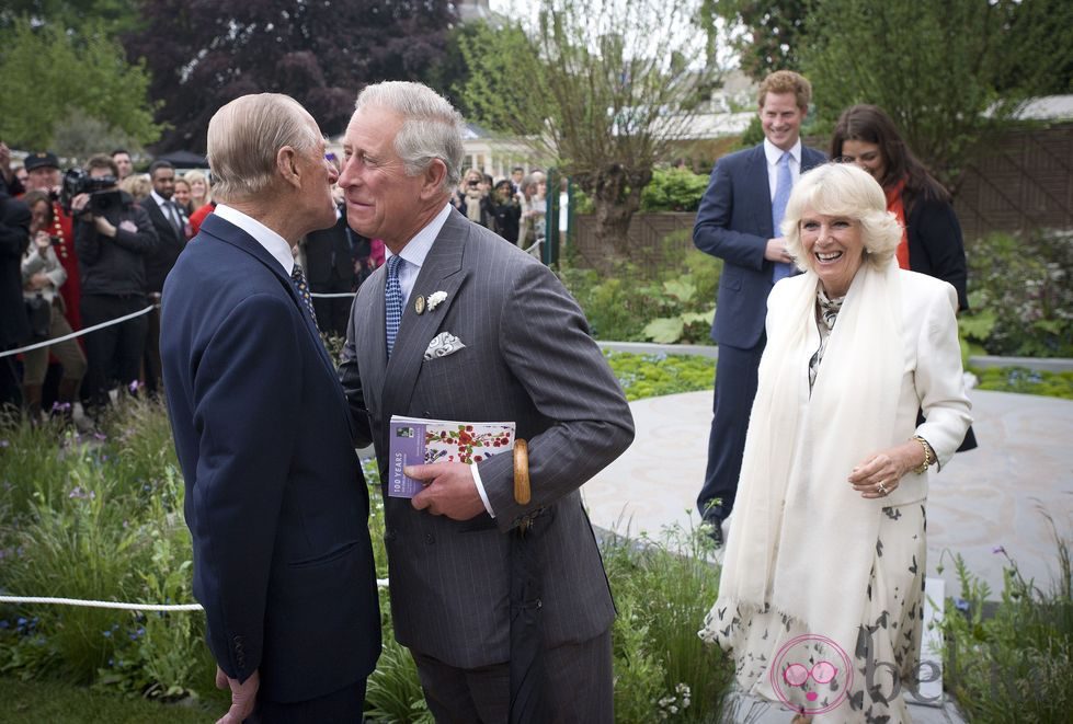 El Príncipe Carlos besa al Duque de Edimburgo junto a Camilla Parker en la Chelsea Flower Show 2013