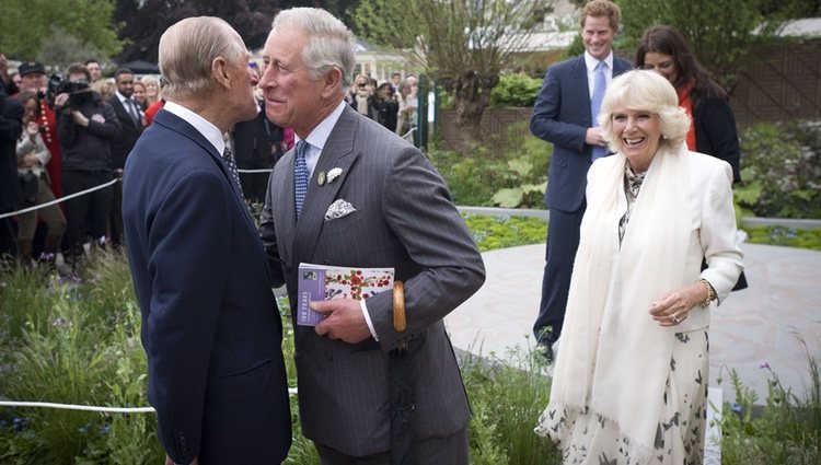 El Príncipe Carlos besa al Duque de Edimburgo junto a Camilla Parker en la Chelsea Flower Show 2013