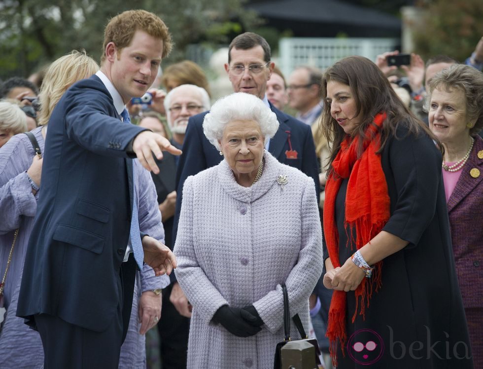 El Príncipe Harry y la Reina Isabel en la Chelsea Flower Show 2013