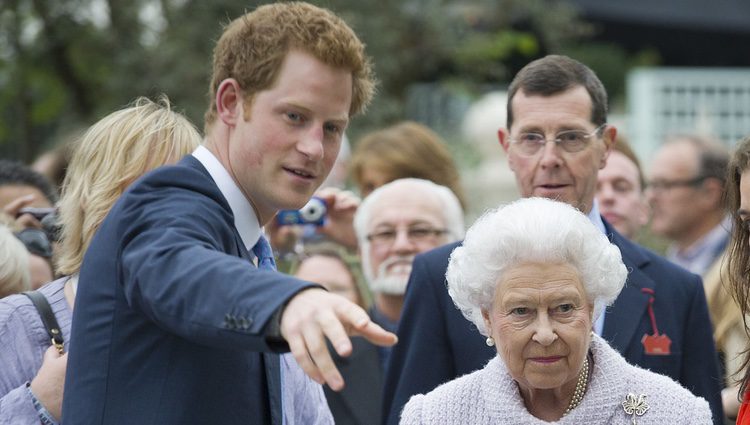 El Príncipe Harry y la Reina Isabel en la Chelsea Flower Show 2013