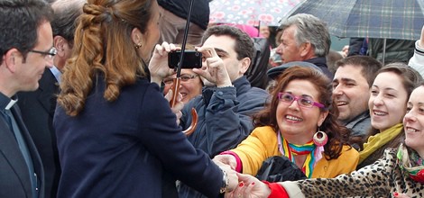 La Infanta Elena saluda a los ciudadanos durante su visita a Arévalo