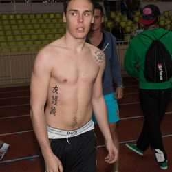 Louis Ducruet con el torso desnudo en un partido benéfico