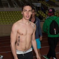 Louis Ducruet con el torso desnudo en un partido benéfico