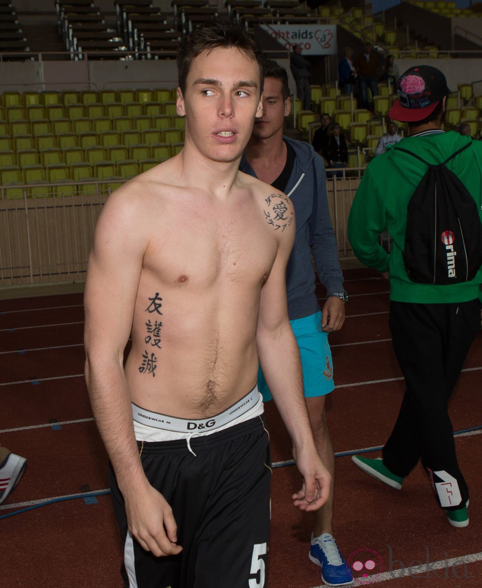 Louis Ducruet con el torso desnudo en un partido benéfico