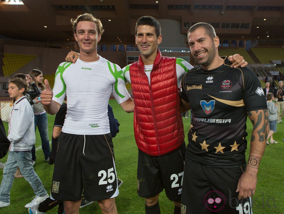 Pierre Casiraghi, Novak Djokovic y Patrice Servelle en un partido benéfico