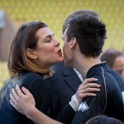 Carlota Casiraghi saluda a su primo Louis Ducruet en un partido benéfico en Mónaco