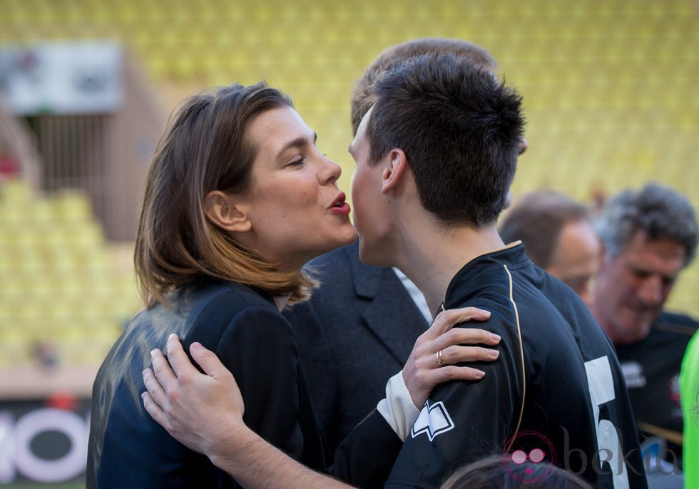 Carlota Casiraghi saluda a su primo Louis Ducruet en un partido benéfico en Mónaco