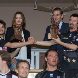 Giancarlo Fisichella y Max Biaggi con Carlota y Andrea Casiraghi en un partido benéfico