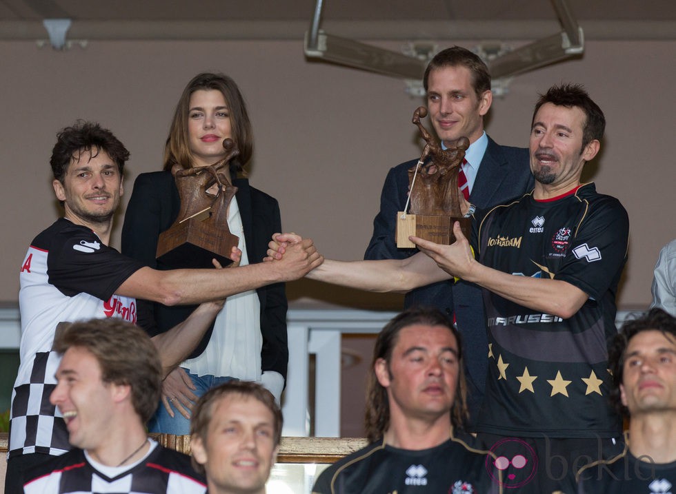 Giancarlo Fisichella y Max Biaggi con Carlota y Andrea Casiraghi en un partido benéfico