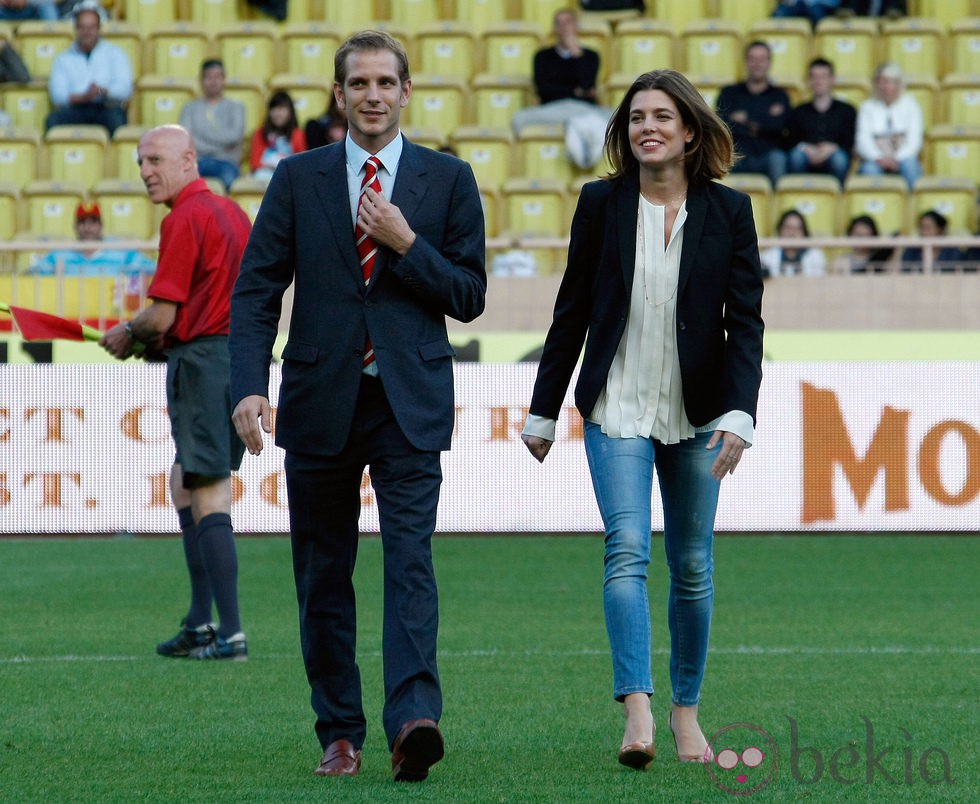 Andrea y Carlota Casiraghi en un partido benéfico en Mónaco