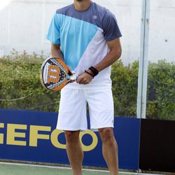 Feliciano López participando en un partido benéfico de pádel