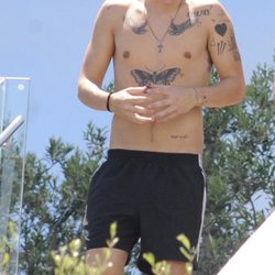 Harry Styles presume de tatuajes en Barcelona