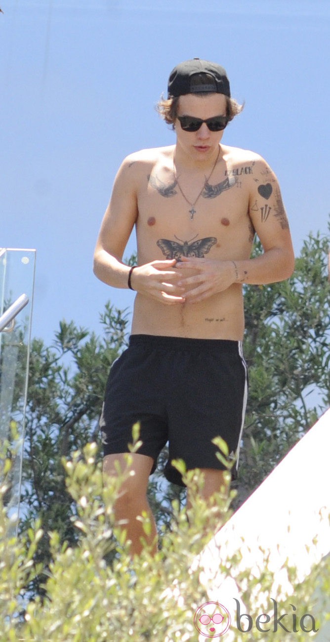 Harry Styles presume de tatuajes en Barcelona