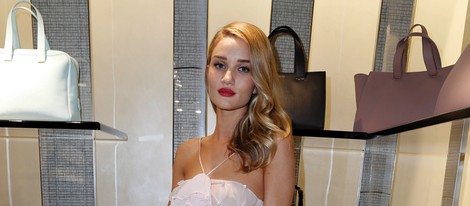 Rosie Huntington-Whiteley en la apertura de una boutique de Armani en Cannes