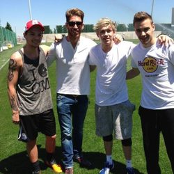 Niall Horan, Louis Tomlinson y Liam Payne con Sergio Ramos durante su visita al Real Madrid