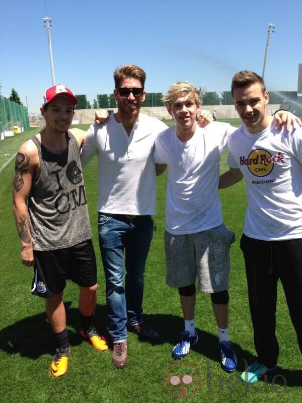 Niall Horan, Louis Tomlinson y Liam Payne con Sergio Ramos durante su visita al Real Madrid