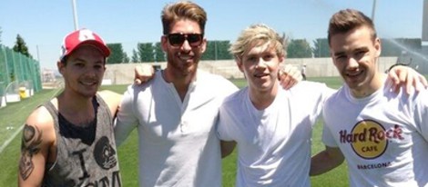 Niall Horan, Louis Tomlinson y Liam Payne con Sergio Ramos durante su visita al Real Madrid