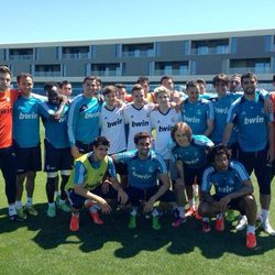 Niall Horan, Louis Tomlinson y Liam Payne con los jugadores del Real Madrid