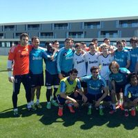 Niall Horan, Louis Tomlinson y Liam Payne con los jugadores del Real Madrid