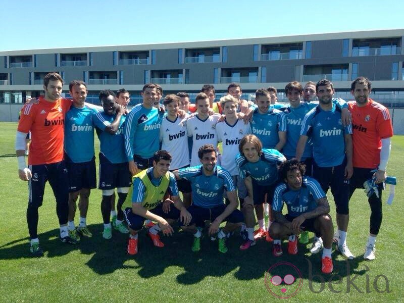 Niall Horan, Louis Tomlinson y Liam Payne con los jugadores del Real Madrid