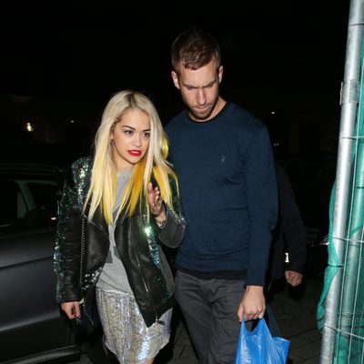 Calvin Harris y Rita Ora paseando su amor