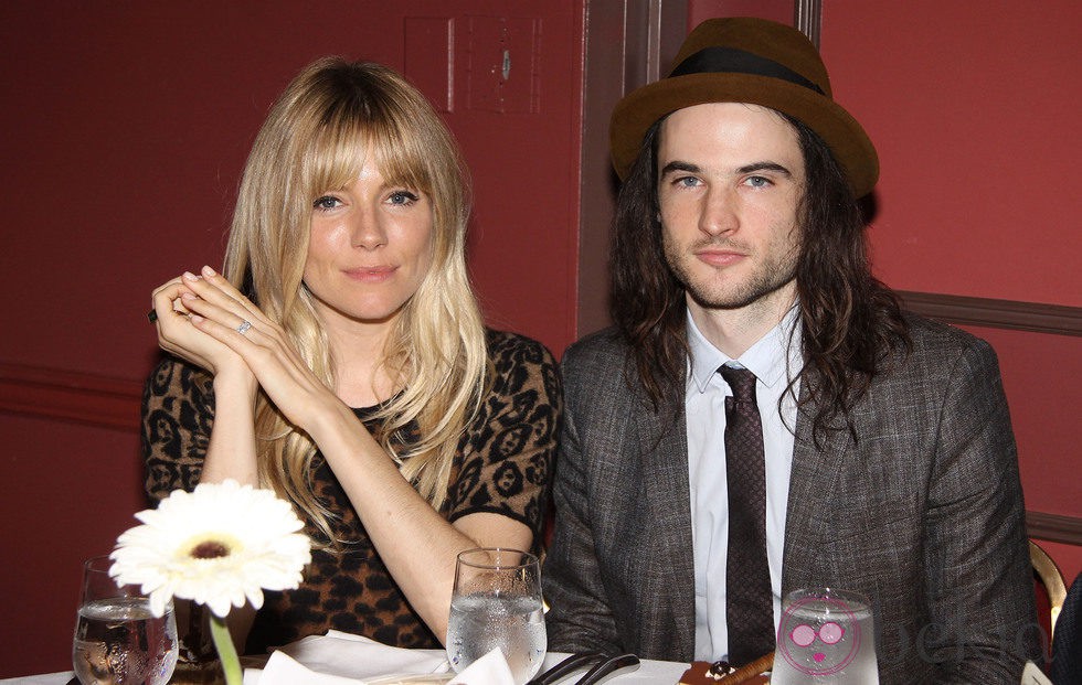 Sienna Miller y Tom Sturridge en los Critics Circle Awards