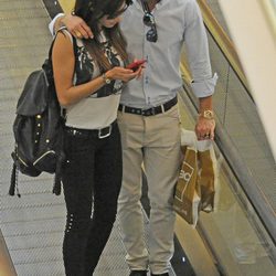 Sergio Ramos y Pilar Rubio, cariñosos en un centro comercial de Madrid