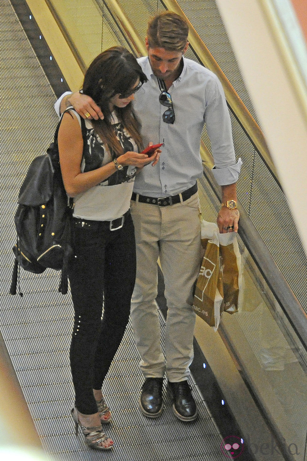 Sergio Ramos y Pilar Rubio, cariñosos en un centro comercial de Madrid