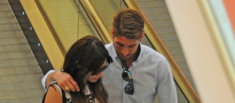 Sergio Ramos y Pilar Rubio, cariñosos en un centro comercial de Madrid