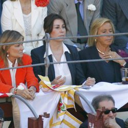 Cari Lapique y Carmen Martínez-Bordiú en una corrida de toros de San Isidro 2013