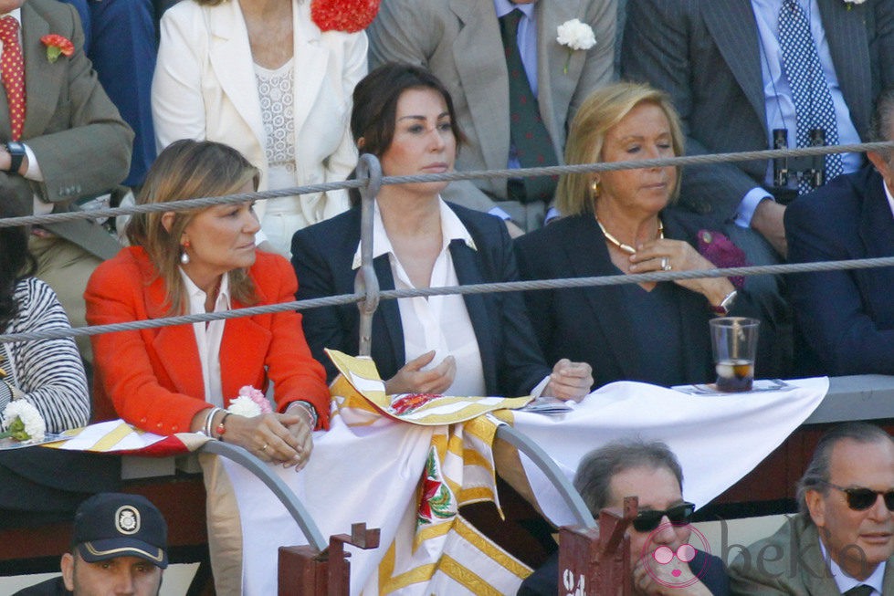 Cari Lapique y Carmen Martínez-Bordiú en una corrida de toros de San Isidro 2013