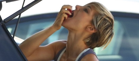 Elsa Pataky prueba unas fresas junto a su coche