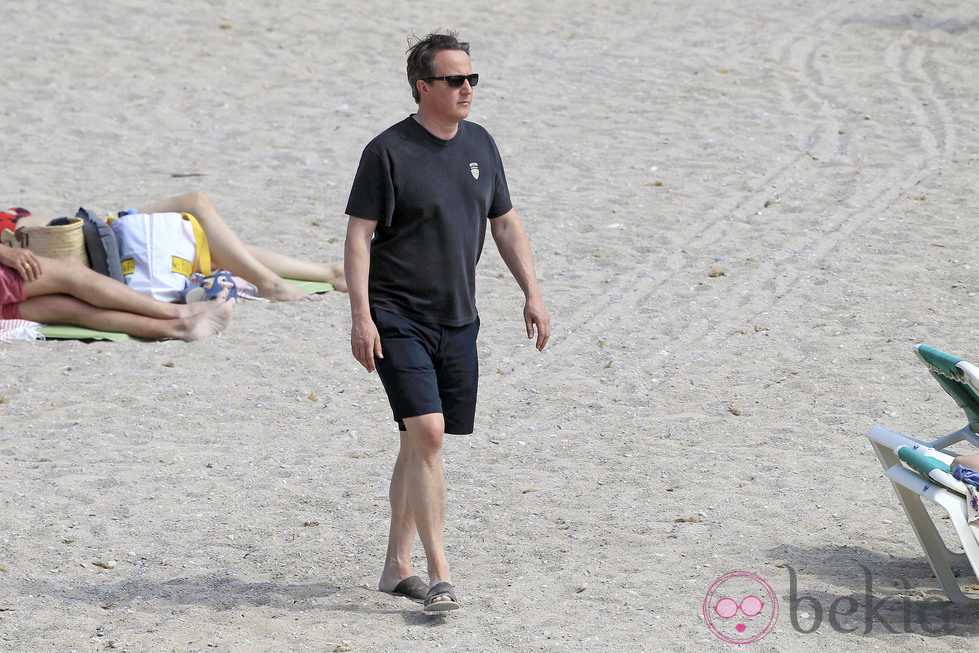 David Cameron paseando por la playa de Ibiza