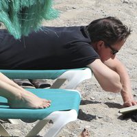 David Cameron leyendo un libro durante sus vacaciones en Ibiza