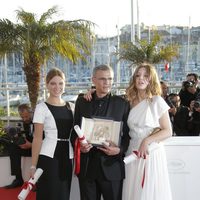 Léa Seydoux, Abdellatif Kechiche y Adèle Exarchopoulos en la clausura de Cannes 2013