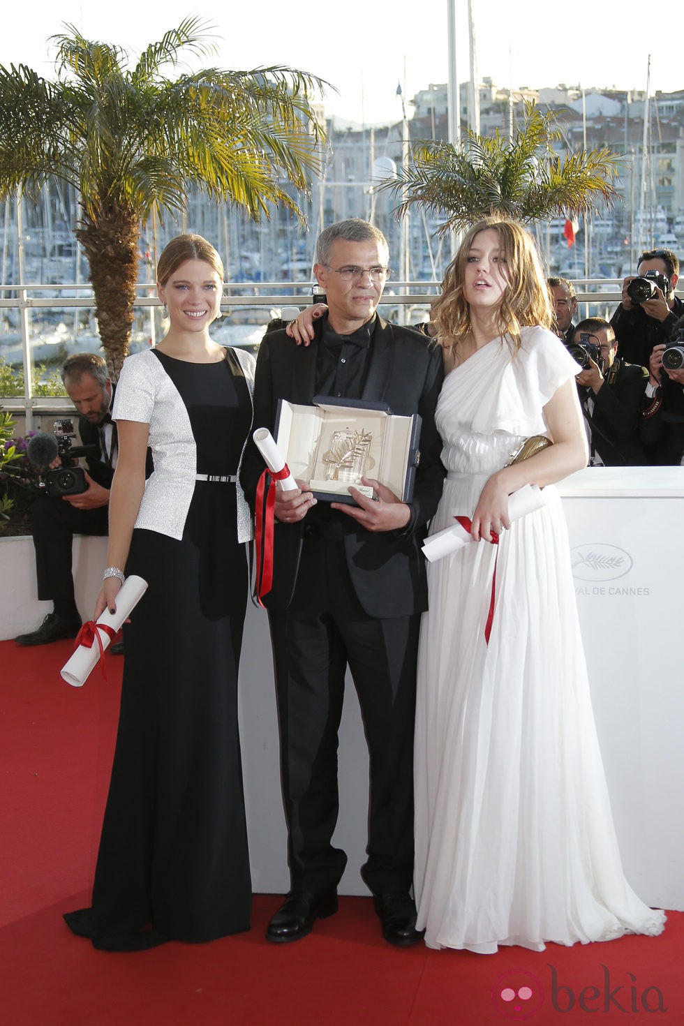 Léa Seydoux, Abdellatif Kechiche y Adèle Exarchopoulos en la clausura de Cannes 2013