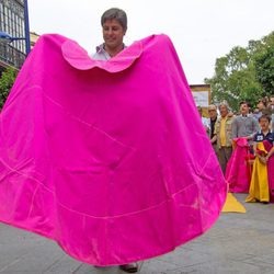 Fran Rivera enseñando a torear a un grupo de niños en el barrio sevillano de Triana