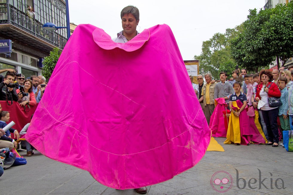 Fran Rivera enseñando a torear a un grupo de niños en el barrio sevillano de Triana