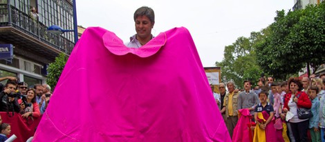 Fran Rivera enseñando a torear a un grupo de niños en el barrio sevillano de Triana