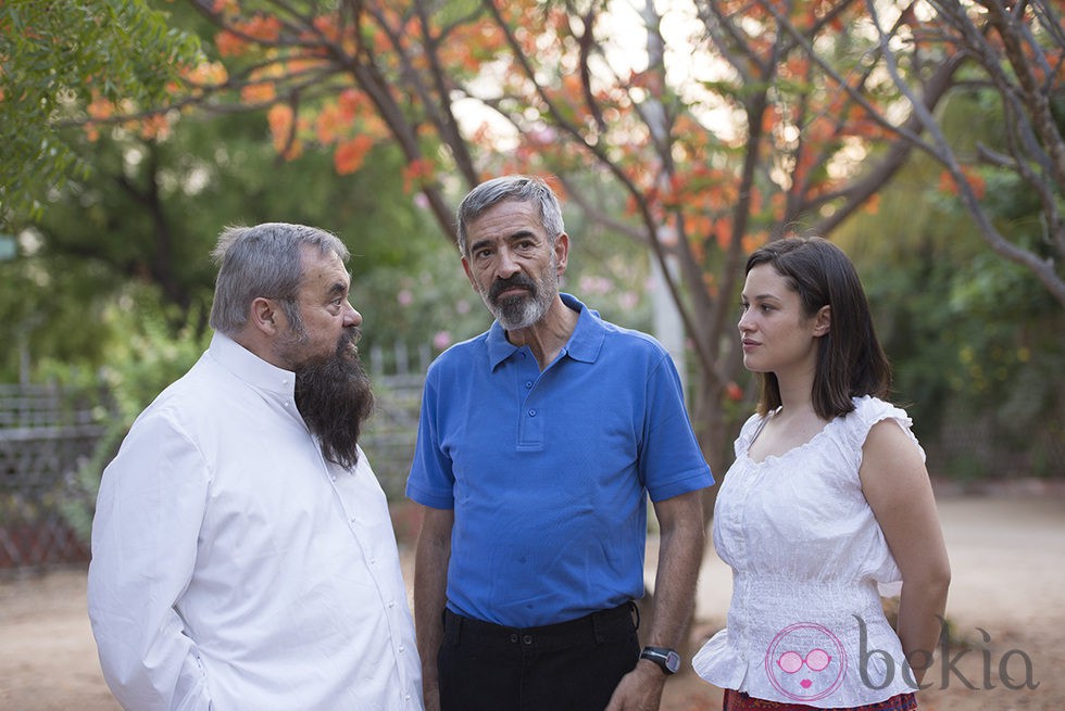 Imanol Arias, Carles Canut y Aída Folch en el rodaje de 'Vicente Ferrer'