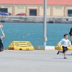 Hiba Abouk y Álex González corriendo en la grabación de 'El Príncipe' en Ceuta