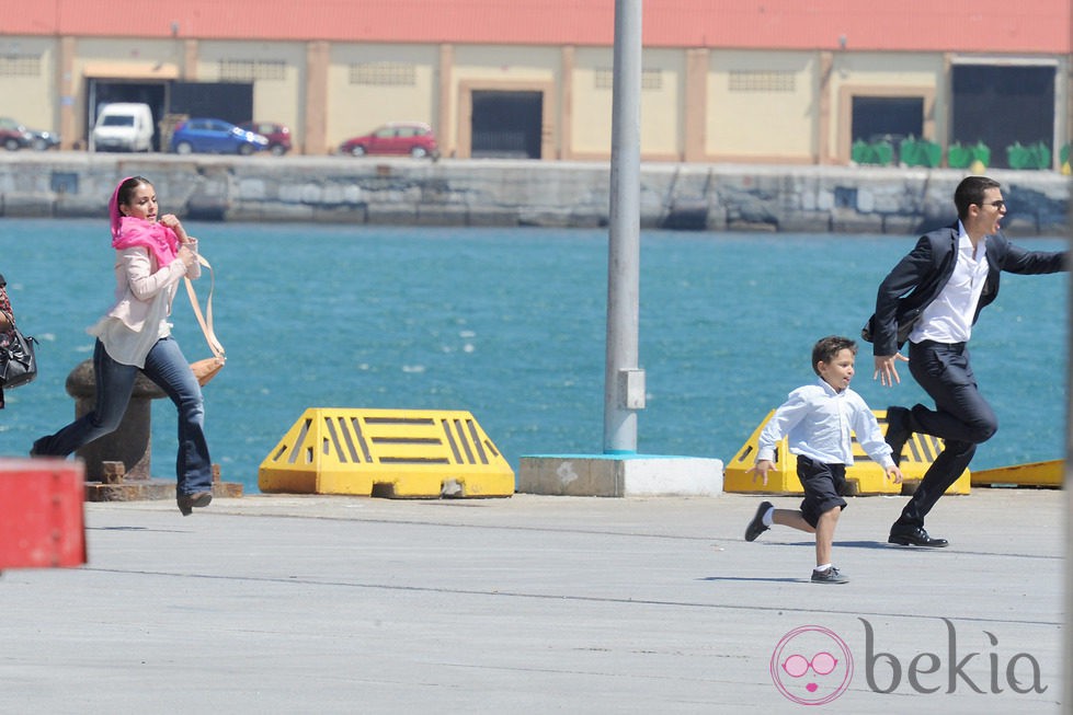 Hiba Abouk y Álex González corriendo en la grabación de 'El Príncipe' en Ceuta