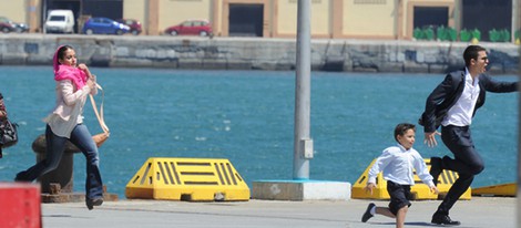 Hiba Abouk y Álex González corriendo en la grabación de 'El Príncipe' en Ceuta