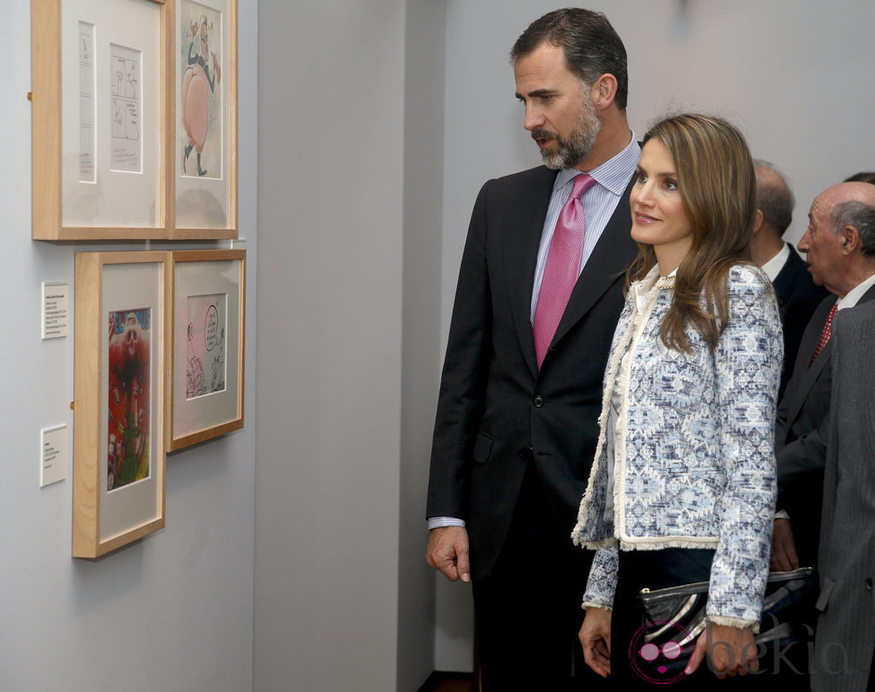 Los Príncipes Felipe y Letizia visitando la exposición 'La Transición en tinta china'